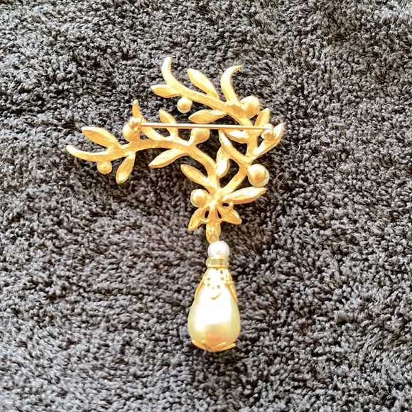 Fancy Vintage Faux Pearl/Rhinestone Gold Brooch - Picture 2 of 4